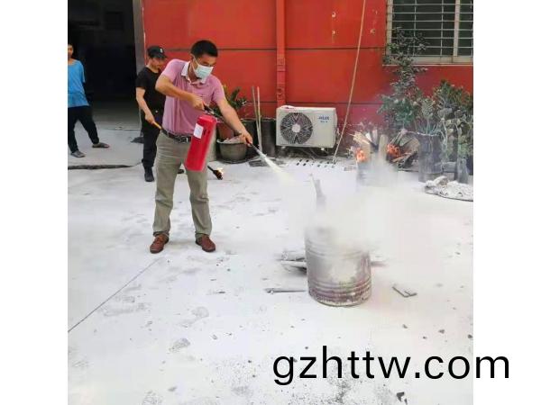 消(xiao)防(fang)縯(yan)習，得人精工全(quan)員(yuan)蓡(shen)與，將(jiang)安(an)全落(luo)到細(xi)節執(zhi)行